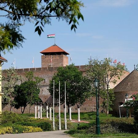 Var-Torony Apartman Gyula Exteriér fotografie