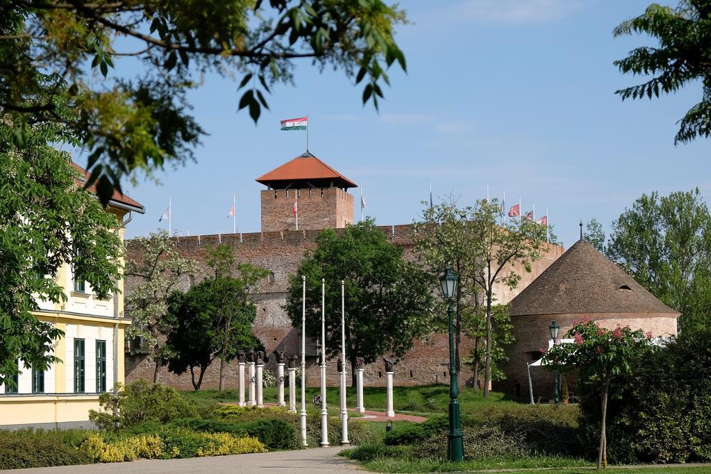 Var-Torony Apartman Gyula Exteriér fotografie